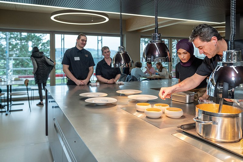 Photographie d'une formation en cuisine pour l'assiette des plats