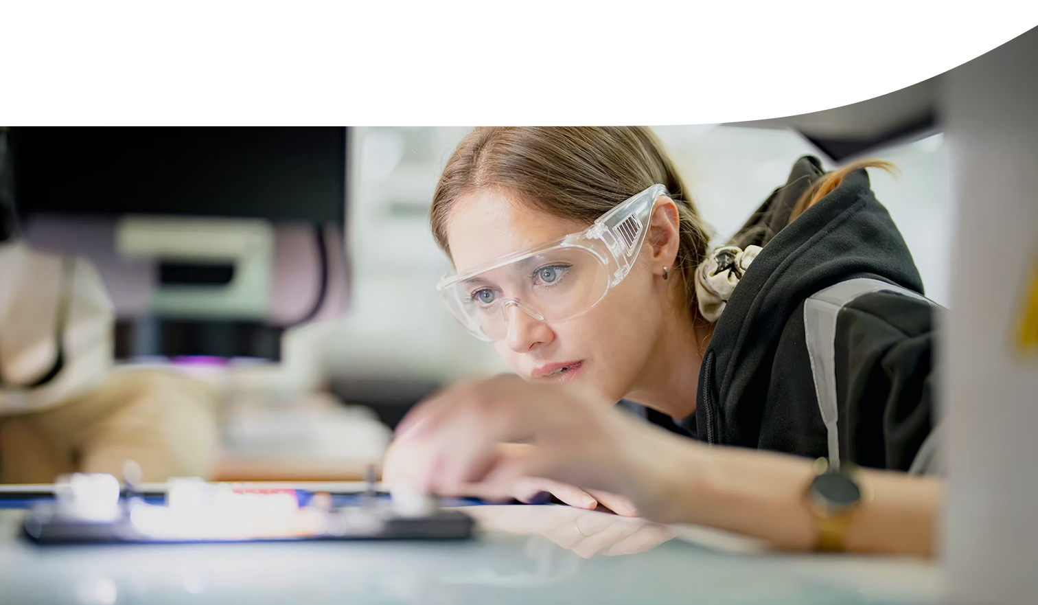Photographie d'une femme effectuant des travaux de recherche