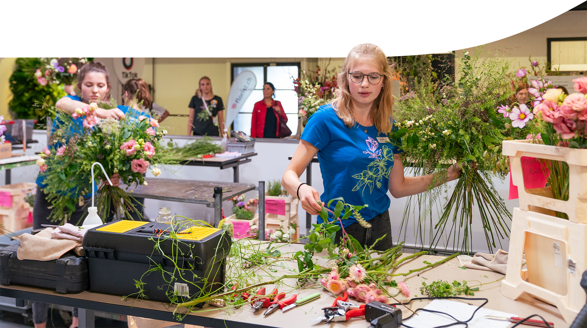 Fotografie einer Frau beim Binden eines Blumenstrausses im Rahmen der SwissSkills in Bern