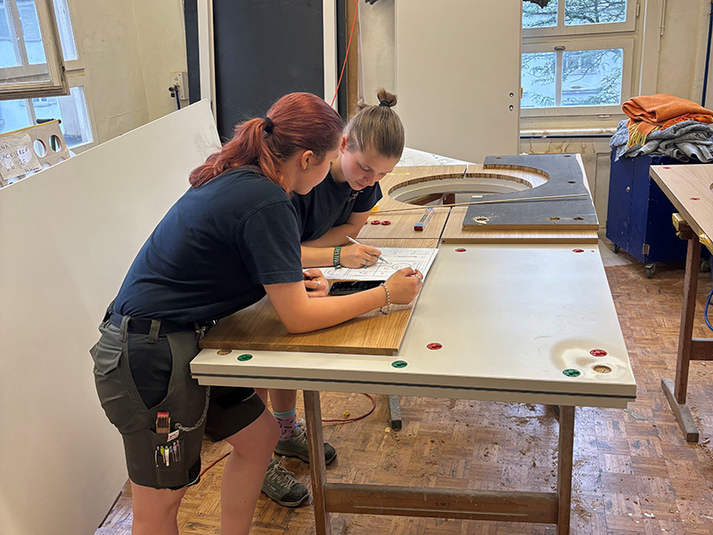 Photographie de deux menuisières au travail
