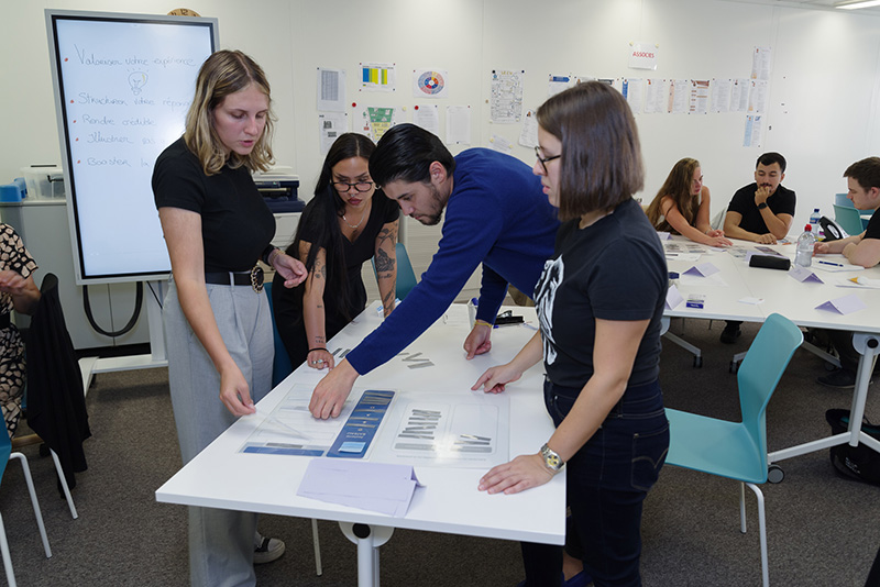 Photographie d'une séance de coaching avec plusieurs personnes