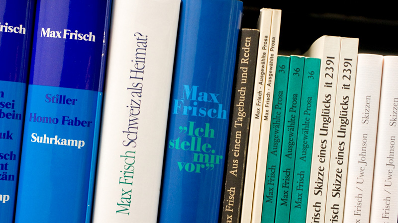 Photographie de divers dos de livres de l'auteur Max Frisch