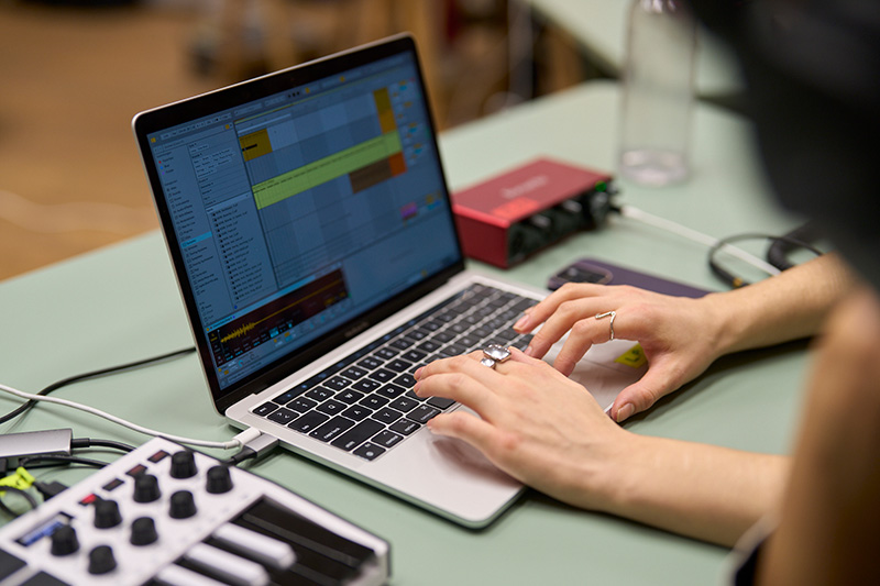 Photographie d'un ordinateur portable et d'un régulateur de son