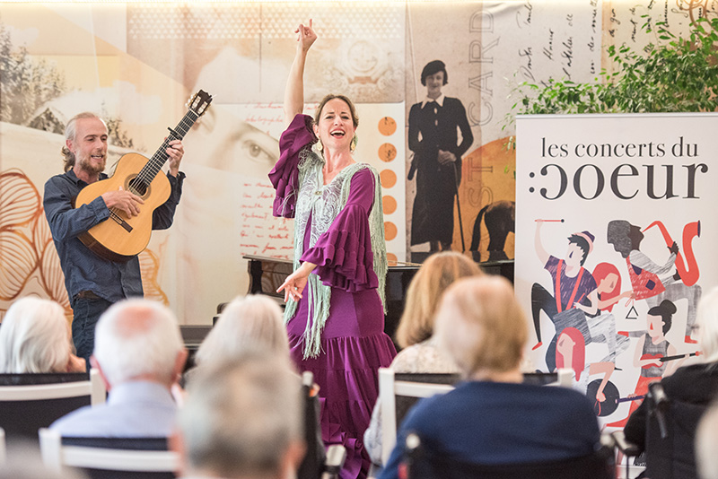 Photographie d'un guitariste et d'une danseuse