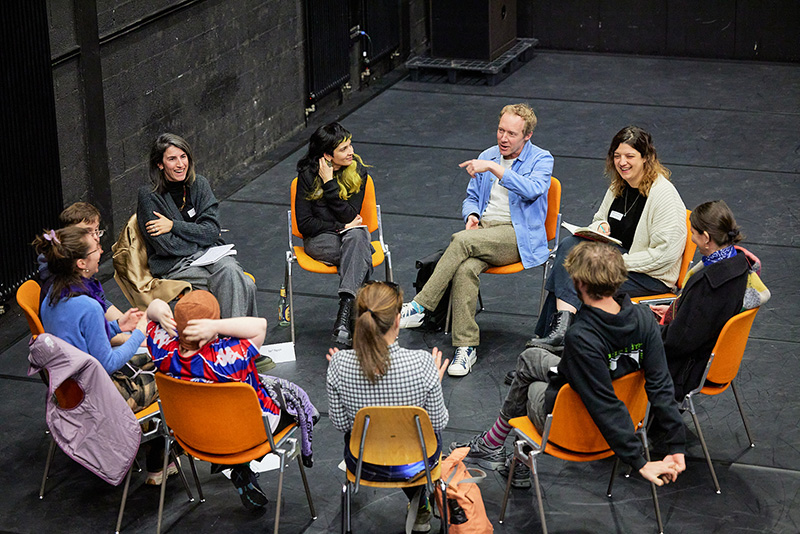 Photographie de plusieurs personnes lors d'une table ronde