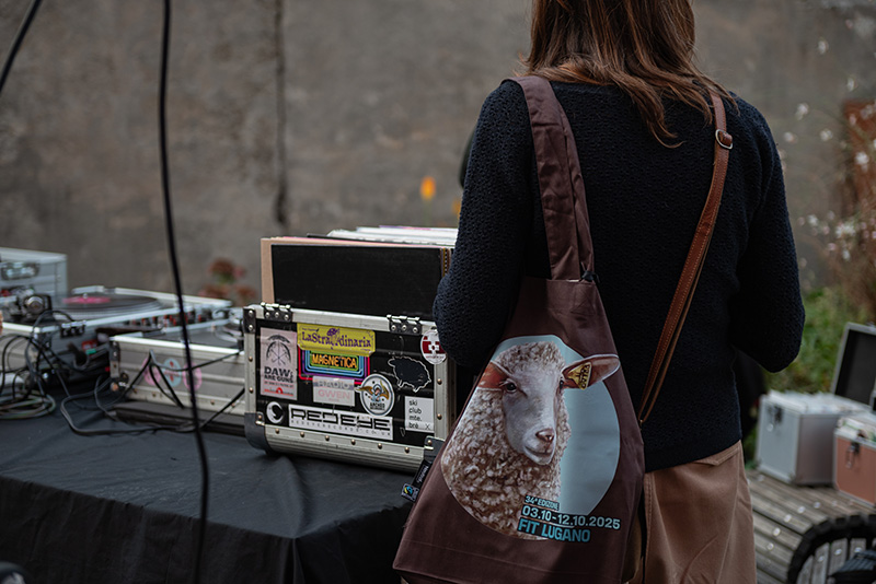 Photographie d'une personne avec un sac à dos