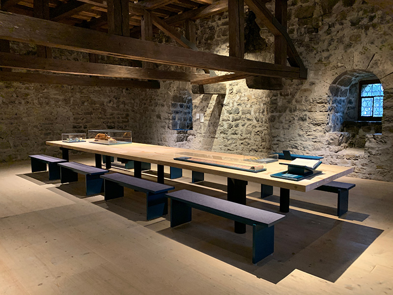 Photographie d'une table de chevaliers