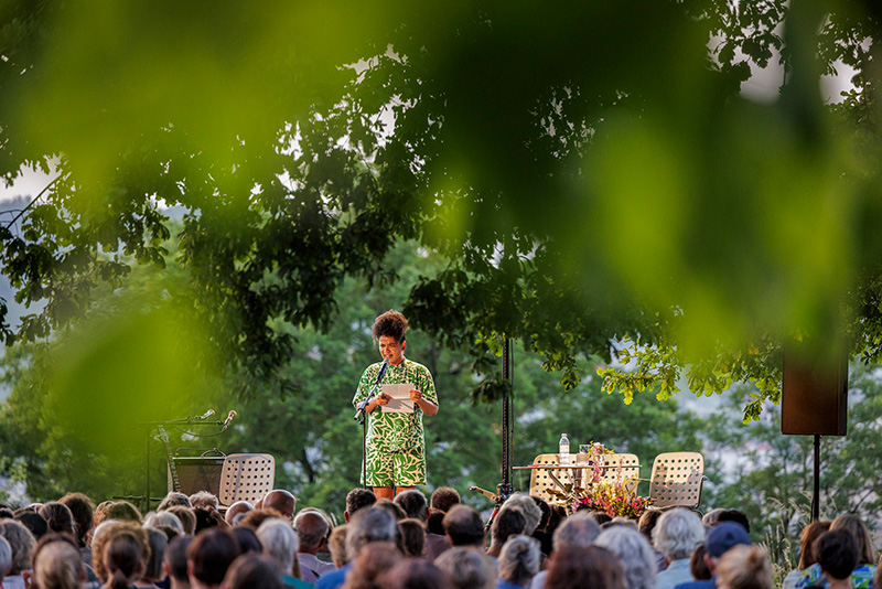 Photographie d'une lecture en plein air