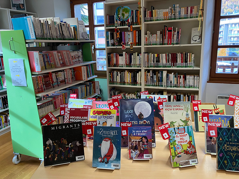 Photographie des étagères de la bibliothèque