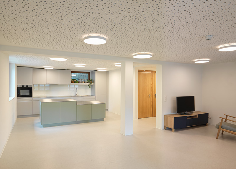 Photographie de l'aménagement intérieur du foyer scolaire rénové