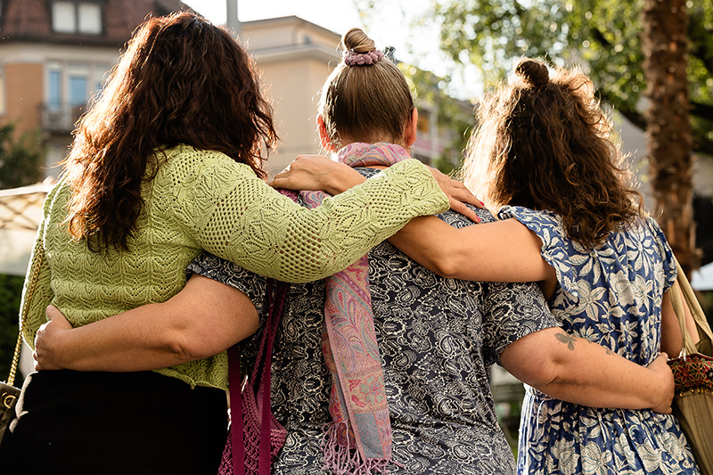 Photographie de trois femmes qui s'embrassent (association Demenzworld)