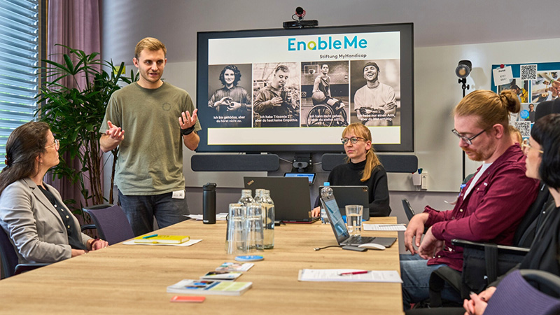 Photographie d'une table ronde pour la plateforme « Enable me »